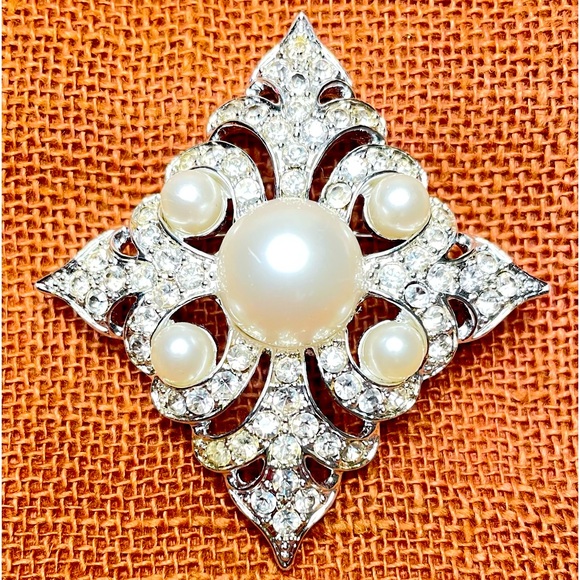 Sarah Coventry Persian Princess Faux Pearls and Clear Rhinestones Brooch - Picture 1 of 6